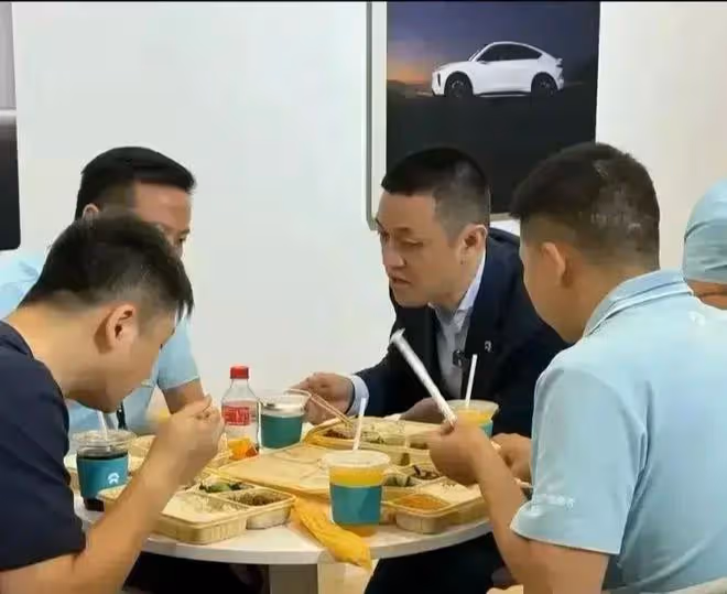太意外!李斌現身重慶車展,竟與志願者同吃19元盒飯,被贊樸素!