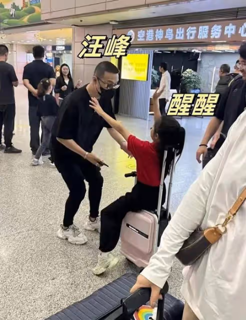 章子怡給足汪峰體面:讓兒女赴成都支持演唱會,父女擁抱超有愛!