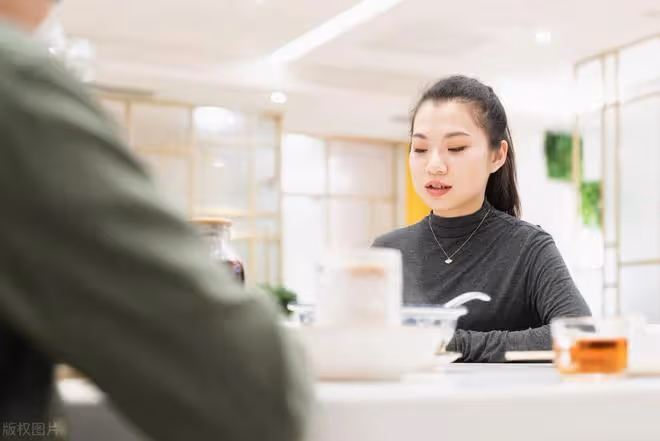 看見侄女不幸的婚姻後,我告誡女兒:未來別找父母「三無」的對象