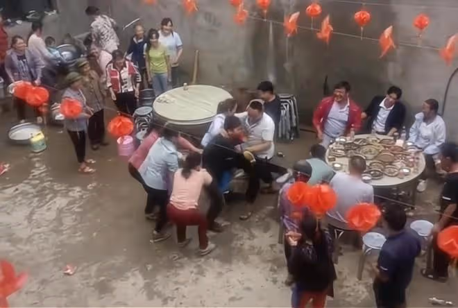 外甥辦婚禮不等舅舅到就開席,舅媽氣得要掀桌子,被親戚們扛走