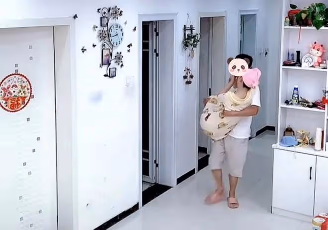 丈夫抱著妻子從浴室出來,正好碰到婆婆,婆婆的反應讓妻子害羞了