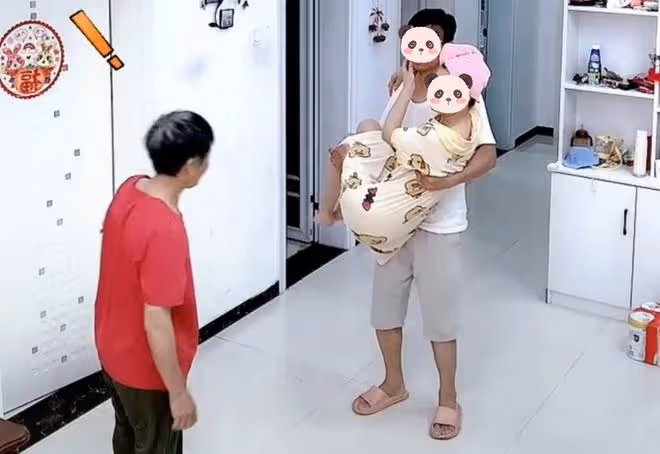 丈夫抱著妻子從浴室出來,正好碰到婆婆,婆婆的反應讓妻子害羞了