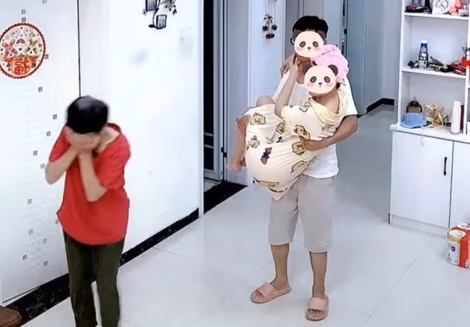 丈夫抱著妻子從浴室出來,正好碰到婆婆,婆婆的反應讓妻子害羞了