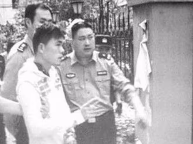 2013年,兒子花60萬雇兇殺父,親姐姐都沒放過,面對警察從容淡定