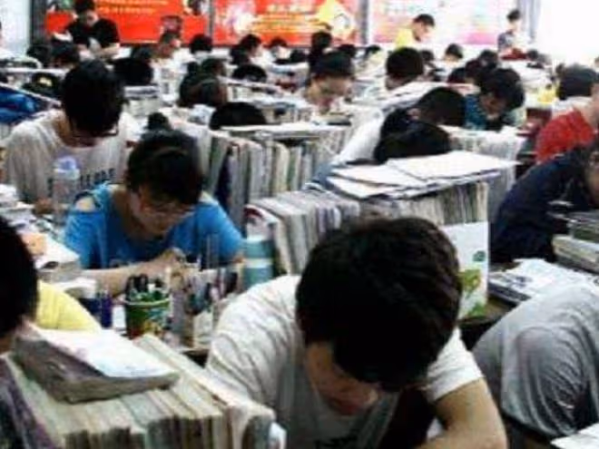 2013年,兒子花60萬雇兇殺父,親姐姐都沒放過,面對警察從容淡定