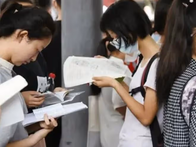 2013年,兒子花60萬雇兇殺父,親姐姐都沒放過,面對警察從容淡定