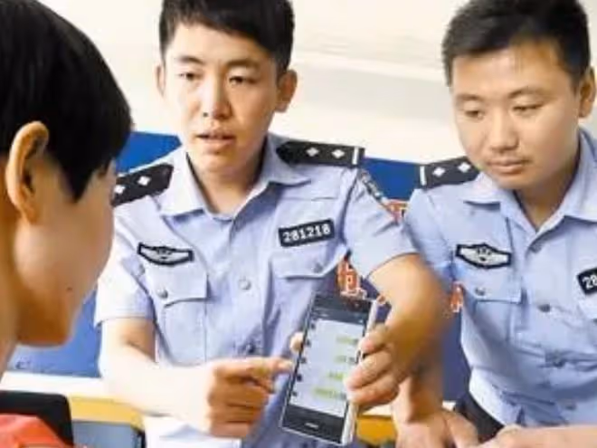 2013年,兒子花60萬雇兇殺父,親姐姐都沒放過,面對警察從容淡定