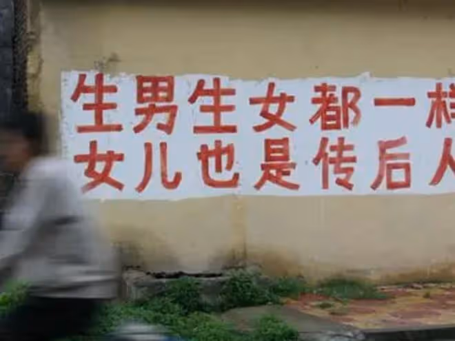 2013年,兒子花60萬雇兇殺父,親姐姐都沒放過,面對警察從容淡定
