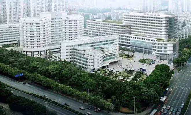 2014年,深圳好心司機救助摔倒老太,反被訛,結局卻大快人心