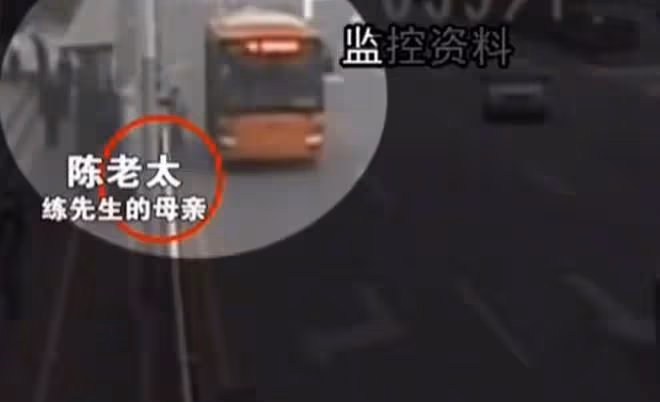 2014年,深圳好心司機救助摔倒老太,反被訛,結局卻大快人心