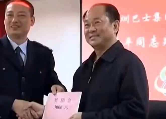2014年，深圳好心司機救助摔倒老太，反被訛，結局卻大快人心