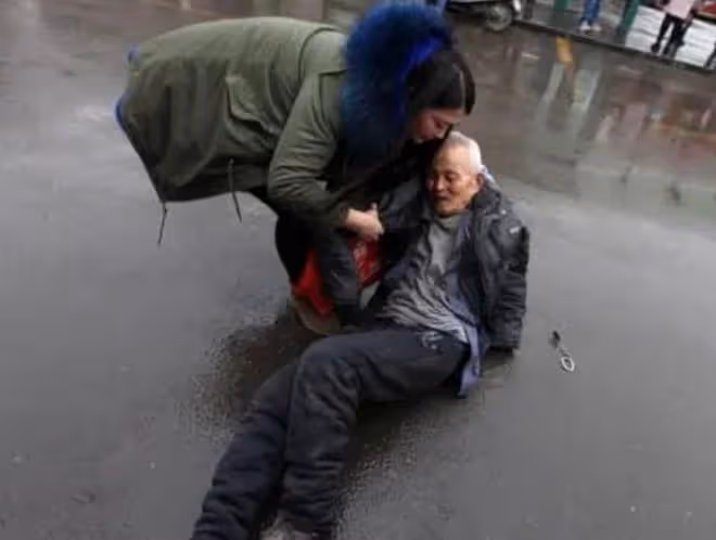 2014年，深圳好心司機救助摔倒老太，反被訛，結局卻大快人心