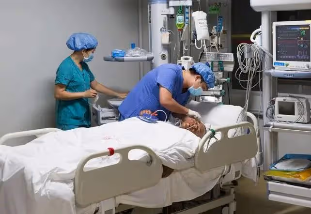 2015年1歲男童鼻涕不止,醫生檢查後發現,腦部竟插入7厘米筷子