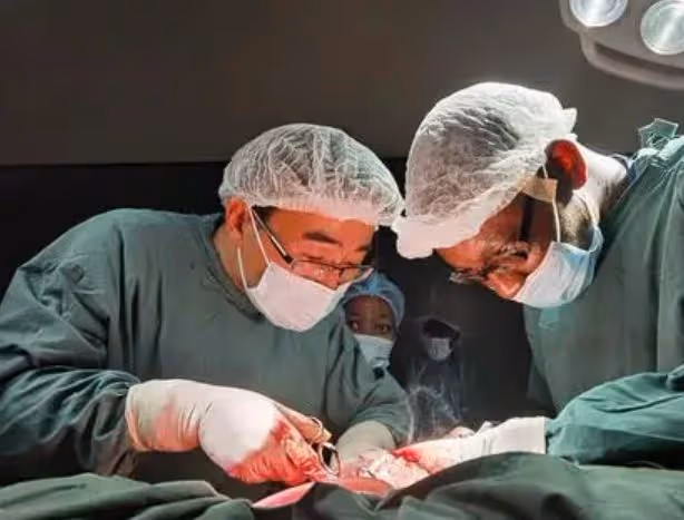 2015年1歲男童鼻涕不止,醫生檢查後發現,腦部竟插入7厘米筷子