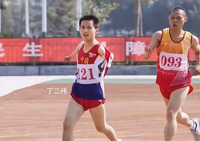 回顧小伙失去雙臂,用「腳」奪得多枚金牌,退役後卻遭遇妻子拋棄