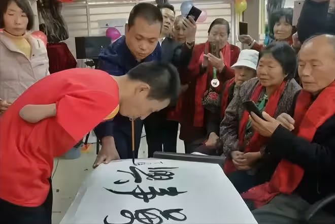 回顧小伙失去雙臂,用「腳」奪得多枚金牌,退役後卻遭遇妻子拋棄