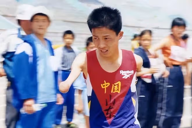 回顧小伙失去雙臂，用「腳」奪得多枚金牌，退役後卻遭遇妻子拋棄