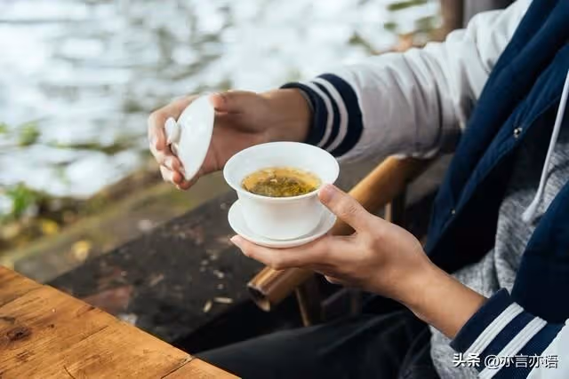 老公過年要上班，我本來打算今年我們就自己過！ 但爸媽聽了很不開心「我最後還是帶女兒回娘家過年」，回家後我給父母各包了6000塊，年假結束回家後「陪女兒數了紅包」後我懊悔不已…