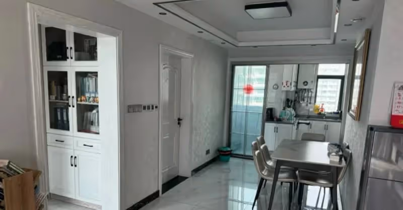 姐姐婚後帶著姐夫回家住，爸媽把我的房間給他們睡，我放假回家只能睡客廳… 訂婚時「男友家人見我睡客廳」臉色大變想悔婚，求助媽媽「她一句話把我打入地獄」：我就當我沒娘家了… 如今爸媽想來我這養老，我笑著趕走他們！