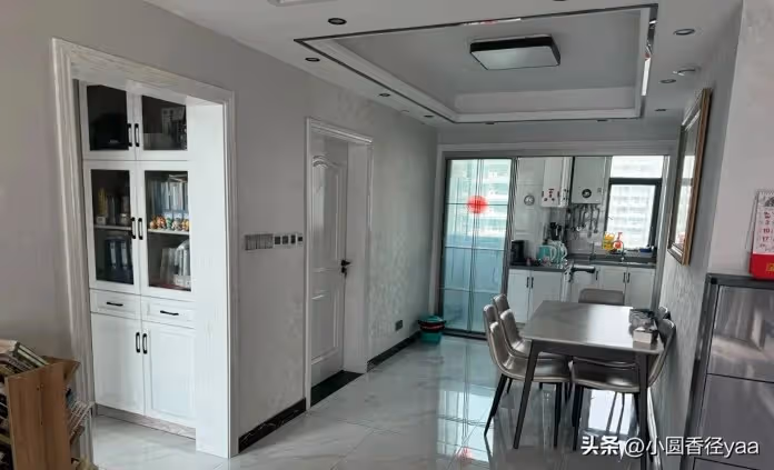 姐姐婚後帶著姐夫回家住，爸媽把我的房間給他們睡，我放假回家只能睡客廳… 訂婚時「男友家人見我睡客廳」臉色大變想悔婚，求助媽媽「她一句話把我打入地獄」：我就當我沒娘家了… 如今爸媽想來我這養老，我笑著趕走他們！