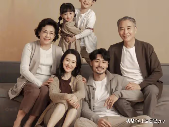 姐姐婚後帶著姐夫回家住，爸媽把我的房間給他們睡，我放假回家只能睡客廳… 訂婚時「男友家人見我睡客廳」臉色大變想悔婚，求助媽媽「她一句話把我打入地獄」：我就當我沒娘家了… 如今爸媽想來我這養老，我笑著趕走他們！