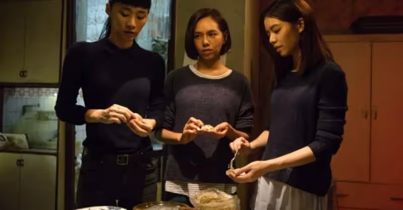 隔壁老爺爺獨居，他和公公感情很好常來我家作客！ 每到過年「我們都邀他一起吃飯」他最愛吃我包的水餃，公公走後他就不來了「我還是每年包水餃送過去」連續8年不間斷，今年我找不到他人「突然一位陌生男子來敲門」…