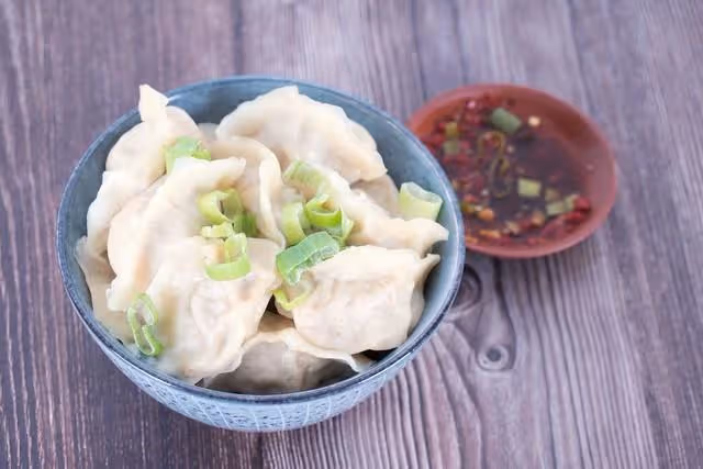 隔壁老爺爺獨居，他和公公感情很好常來我家作客！ 每到過年「我們都邀他一起吃飯」他最愛吃我包的水餃，公公走後他就不來了「我還是每年包水餃送過去」連續8年不間斷，今年我找不到他人「突然一位陌生男子來敲門」…