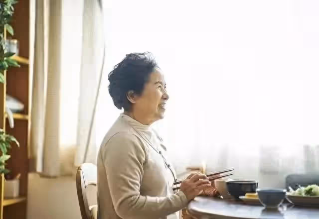 幫忙帶孫7年！趁放假「女兒帶我和孩子一起出國玩」作為感謝，在機場收到「女婿的2則訊息」我當場拖著行李箱離開