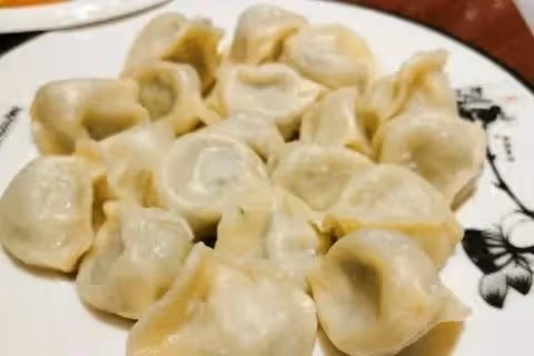 幫忙帶孫7年！趁放假「女兒帶我和孩子一起出國玩」作為感謝，在機場收到「女婿的2則訊息」我當場拖著行李箱離開