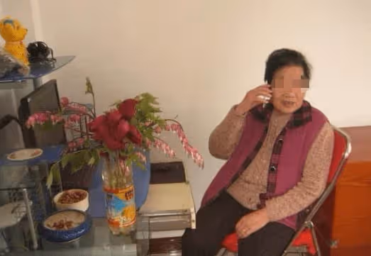 幫忙帶孫7年！趁放假「女兒帶我和孩子一起出國玩」作為感謝，在機場收到「女婿的2則訊息」我當場拖著行李箱離開
