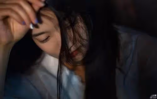 我26歲嫁了68歲的有錢老公，結婚當天晚上，看到穿著「睡衣」的我，丈夫竟然……我腸子都悔青了！
