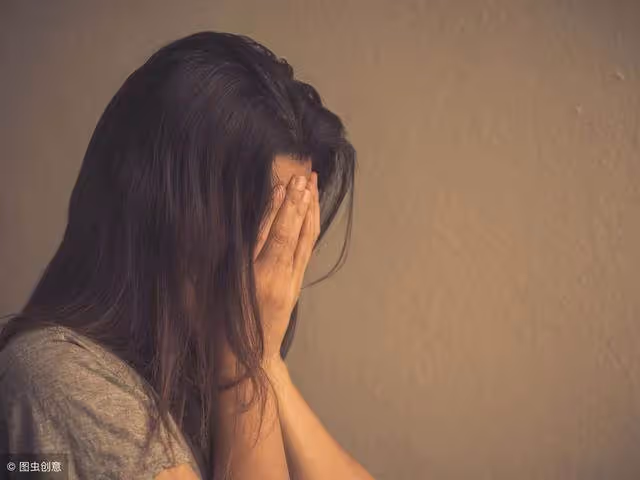 我26歲嫁了68歲的有錢老公，結婚當天晚上，看到穿著「睡衣」的我，丈夫竟然……我腸子都悔青了！