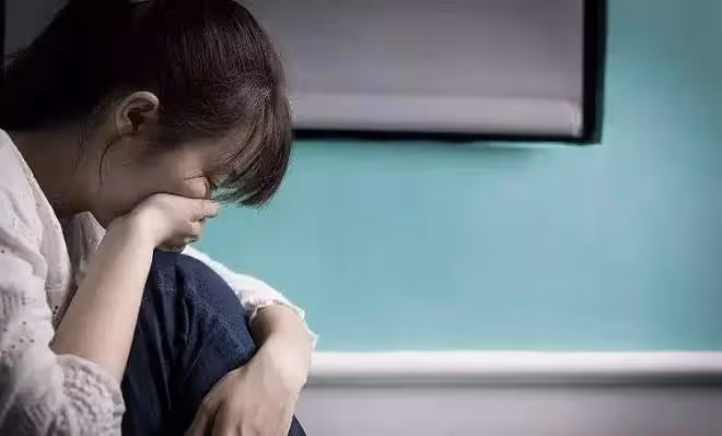 我26歲嫁了68歲的有錢老公，結婚當天晚上，看到穿著「睡衣」的我，丈夫竟然……我腸子都悔青了！