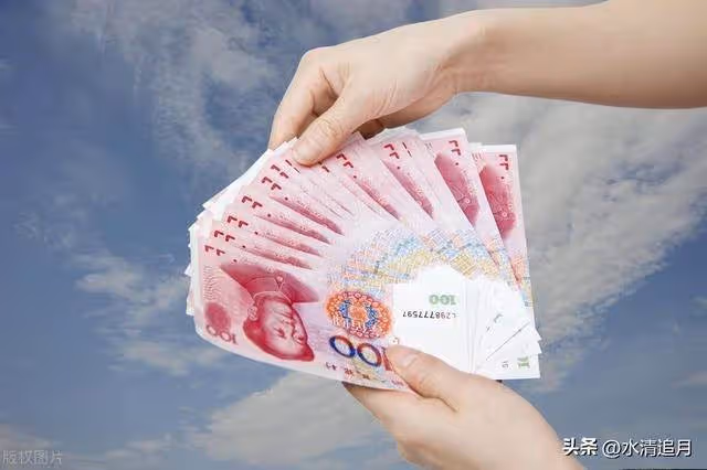 我有2個女兒，大女兒嫁有錢人「常故意向窮妹妹炫耀」！我生日到了，大女兒包2萬大紅包「小女兒只送2箱牛奶」結果一打開盒子我嚇壞衝去她家