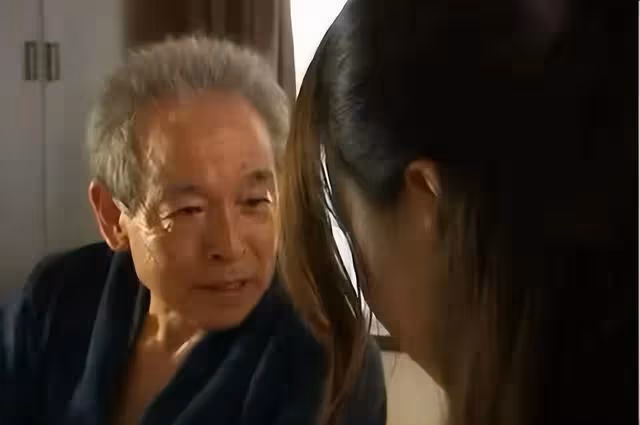 喪偶太孤單！66歲老父搬到兒子家裡「包三餐出遊」住了3週　他隨口問兒媳「飯煮好了嗎」一家四口瞬間變一口！