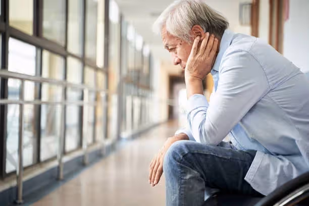 喪偶太孤單！66歲老父搬到兒子家裡「包三餐出遊」住了3週　他隨口問兒媳「飯煮好了嗎」一家四口瞬間變一口！