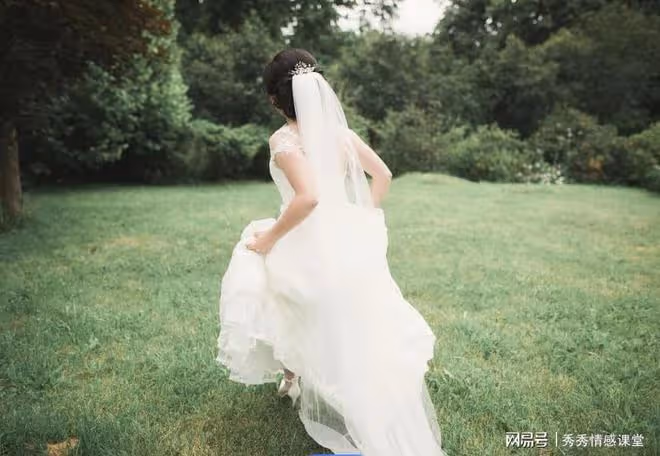 妻子為見前男友,在婚禮上公然離開,回來後一切都晚了