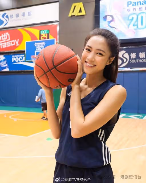 27歲TVB籃球女神睇排球賽！穿性感熱褲坐第一排被全程拍照