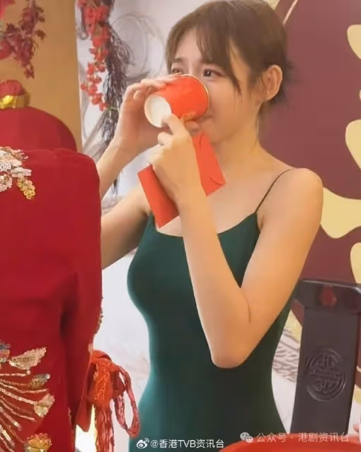 大馬女神三弟結婚榮升姑奶爆哭！林媽媽旗袍look搶盡新抱鏡