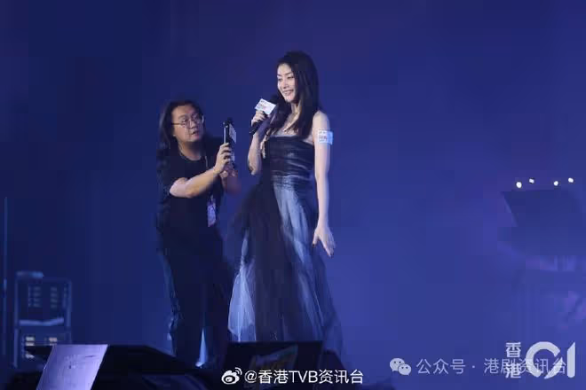 陳慧琳音樂會一出場就音響有問題！每次換咪都係滿懷希望