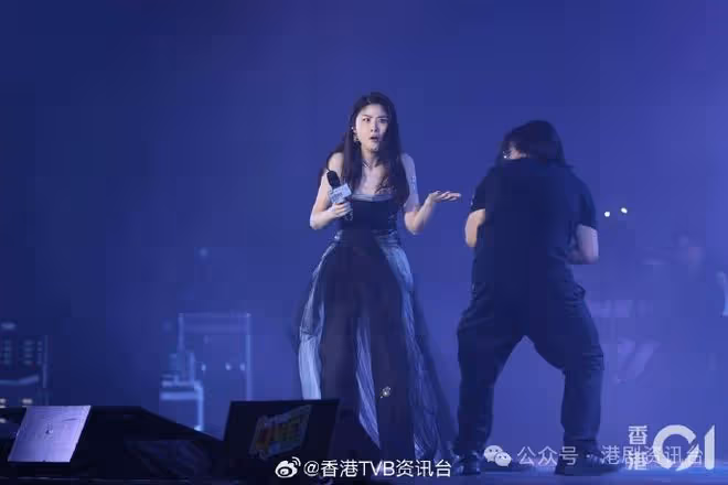 陳慧琳音樂會一出場就音響有問題！每次換咪都係滿懷希望