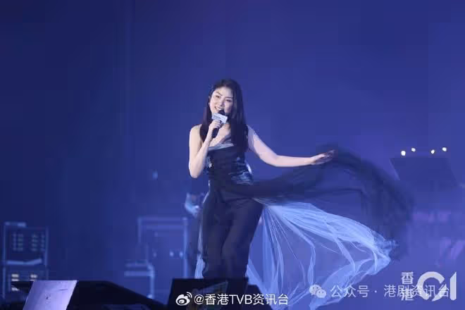 陳慧琳音樂會一出場就音響有問題！每次換咪都係滿懷希望