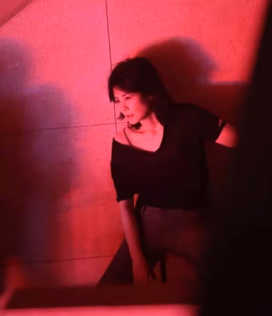 王菲攜李嫣看演唱會,男閨蜜作陪,18歲李嫣當媽媽面抽菸無人管!