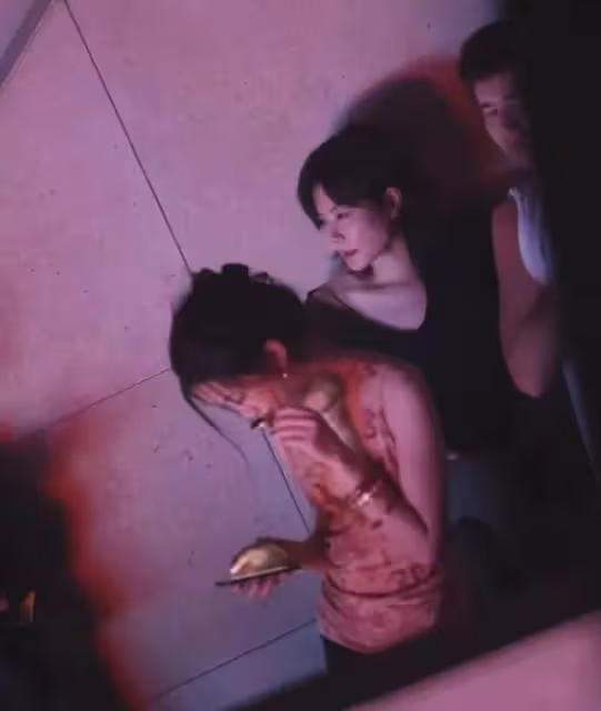 王菲攜李嫣看演唱會,男閨蜜作陪,18歲李嫣當媽媽面抽菸無人管!