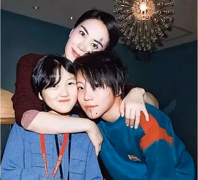 王菲攜李嫣看演唱會,男閨蜜作陪,18歲李嫣當媽媽面抽菸無人管!