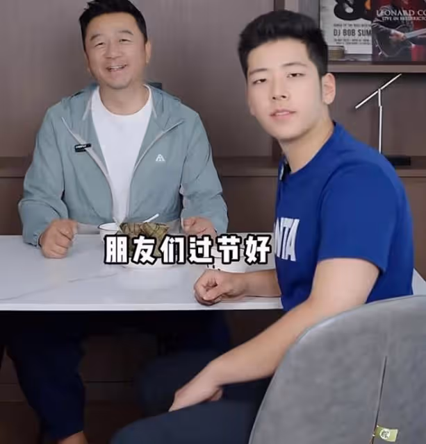 郭濤端午攜兒子送祝福,17歲石頭長成單眼皮帥哥,滿身腱子肉搶鏡