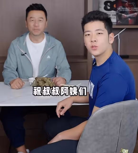 郭濤端午攜兒子送祝福,17歲石頭長成單眼皮帥哥,滿身腱子肉搶鏡