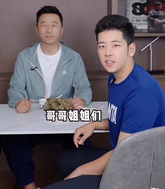 郭濤端午攜兒子送祝福,17歲石頭長成單眼皮帥哥,滿身腱子肉搶鏡
