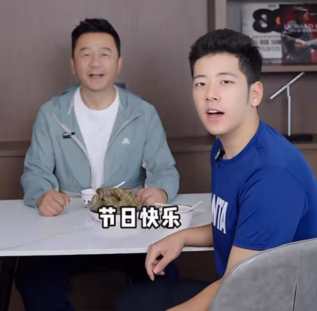 郭濤端午攜兒子送祝福,17歲石頭長成單眼皮帥哥,滿身腱子肉搶鏡