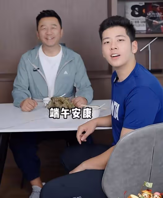 郭濤端午攜兒子送祝福,17歲石頭長成單眼皮帥哥,滿身腱子肉搶鏡